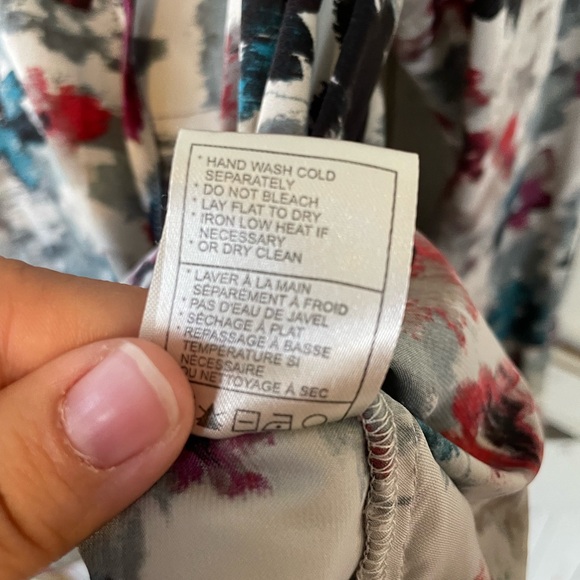 Jack BB Dakota Floral V Neck Top - Picture 5 of 6